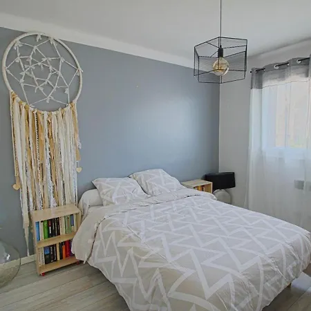 Ajaccio: 3 Pieces, Terrasse, Clim, Parking, Internet, Proche Centre Et Commerces - Fr-1-61-528 * Ajaccio (Corsica)
