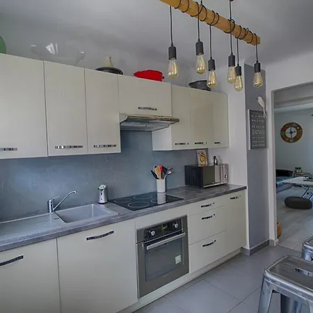 Ajaccio: 3 Pieces, Terrasse, Clim, Parking, Internet, Proche Centre Et Commerces - Fr-1-61-528 * Ajaccio (Corsica)