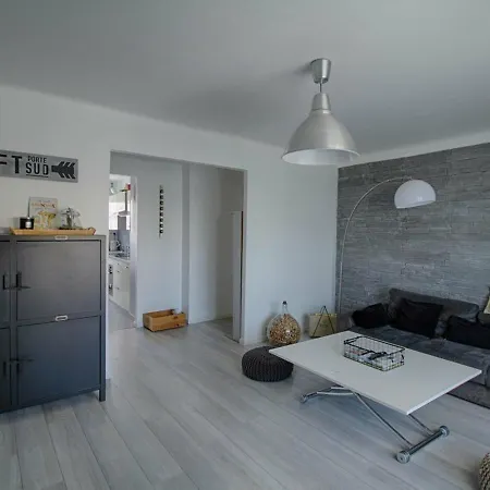 Ajaccio: 3 Pieces, Terrasse, Clim, Parking, Internet, Proche Centre Et Commerces - Fr-1-61-528 *