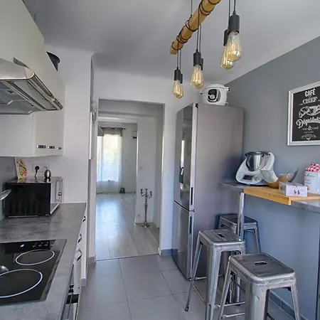 شقة Ajaccio: 3 Pieces, Terrasse, Clim, Parking, Internet, Proche Centre Et Commerces - Fr-1-61-528